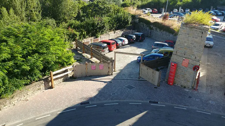 Corrales de Santo Domingo utilizados como párking. UPN