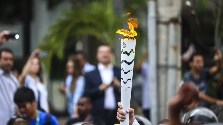 BRA01. RÍO DE JANEIRO (BRASIL), 03/08/16.- Vista de la antorcha olímpica hoy, miércoles 3 de agosto de 2016, a su llegada en la ciudad de Río de Janeiro (Brasil), sede de los Juegos Olímpicos que empiezan el viernes 5 de agosto. EFE/ Antonio Lacerda