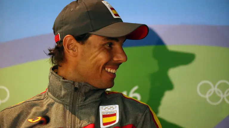 BRA64. RÍO DE JANEIRO (BRASIL), 03/08/2016.- El tenista español Rafael Nadal ofrece una rueda de prensa hoy, miércoles 3 de agosto de 2016, en la Villa Olímpica de Río de Janeiro (Brasil). Rafael Nadal, que retomará la competición dos meses después de la lesión en la muñeca que padeció en Roland Garros, reconoció este miércoles que el hecho de haber sido elegido abanderado para Río de Janeiro tuvo una gran influencia para decidir jugar la competición porque no podía "renunciar a ser abanderado por segunda vez". EFE/ Esteban Biba