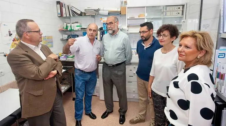 El consejero de Salud del Ejecutivo foral, Fernando Domínguez, visita el actual consultorio de Ribaforada. EP