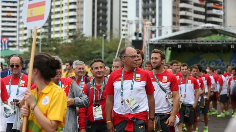 La delegación española durante el izado de la bandera Esteban Biba EFE