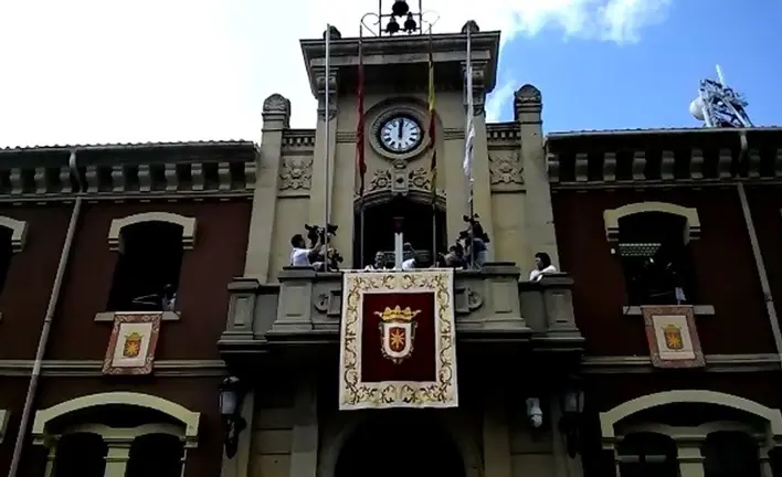 Los pregoneros lanzan el cohete de Estella.