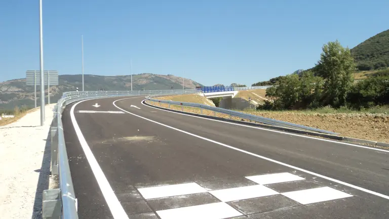 Imagen del nuevo paso sobre el ferrocarril en Izurdiaga, al fondo la esctructura sobre la v&iacute;a