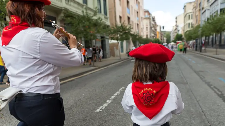 Los danzaris bailan la Jota Vieja del típico baile de La Era tras el cohete de fiestas de Estella acompañados de gaiteros, txistularis, rondallas, fanfarres y banda de música (18)