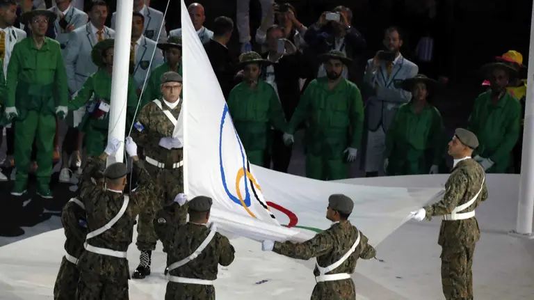 BRA107. RÍO DE JANEIRO (BRASIL), 05/08/2016.- Vista del Izado de la bandera olímpica durante la ceremonia de inauguración de los Juegos Olímpicos Río 2016 hoy, viernes 5 de agosto de 2016, en el estadio Maracaná de Río de Janeiro (Brasil). EFE/Elvira Urquijo A.