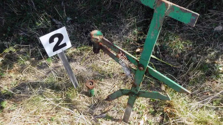 Trampa sin detonar junto a la madriguera.