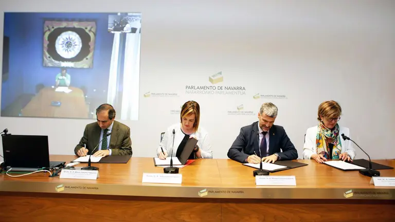Un momento de la firma del convenio (UPNA).
