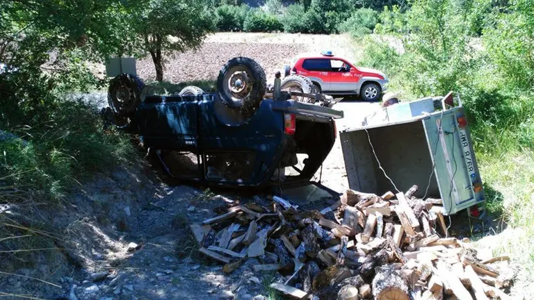 Vehículo accidentado en Igal. (EP).
