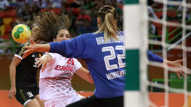 Nerea Pena de España celebra una anotación contra Montenegro hoy, sábado 6 de agosto de 2016, en la Arena do Futuro durante la competencia femenina de balonmano en el marco de los Juegos Olímpicos Río 2016 en Río de Janeiro (Brasil). EFE/MARCELO SAYAO