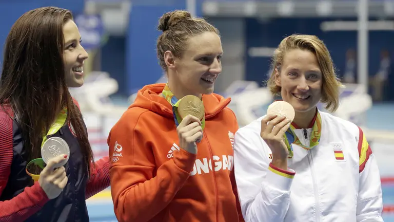 La española Mireia Belmonte, (d) tras ganar la medalla de bronce junto a la norteamericana Elisabeth Beisel, plata, (izq) y la húngara, Katinka Hosszu, oro, (c) hoy, sábado 6 de agosto de 2016, tras la final de los 400 metros combinados en el Estadio Olímpico Acuático, en el marco de los Juegos Olímpicos Río 2016. EFE.