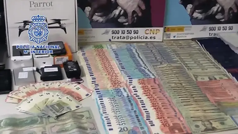 Dinero y materiales incautados por la Policía Nacional.