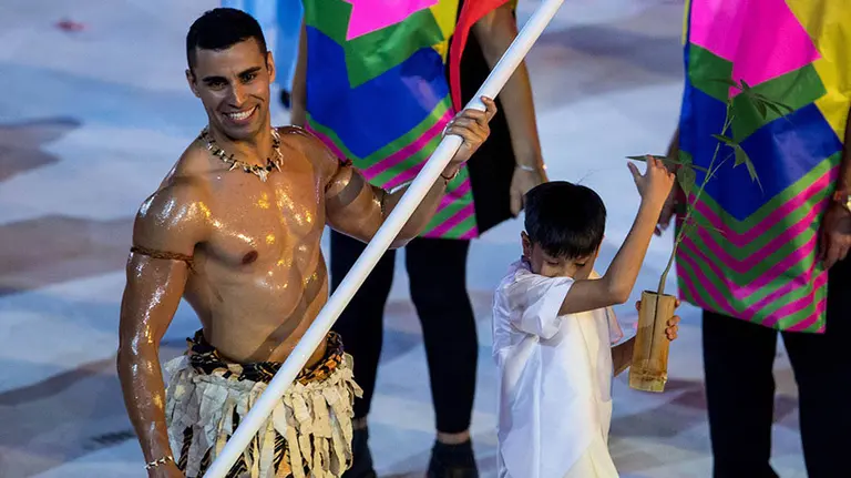 Der Fahnentrager von Tonga Pita Taufatofua bei der Eroeffnungsfeier der Olympischen Sommerspiele 2016 am 05.08.2016, Rio de Janeiro Copyright: xSchülerx/xEibner-Pressefotox EP_jse

the  from Tonga Pita  at the Grand Opening the Olympic Summer Games 2016 at 05 08 2016 Rio de Janeiro Copyright  xEibner Pressefotox EP_JSE