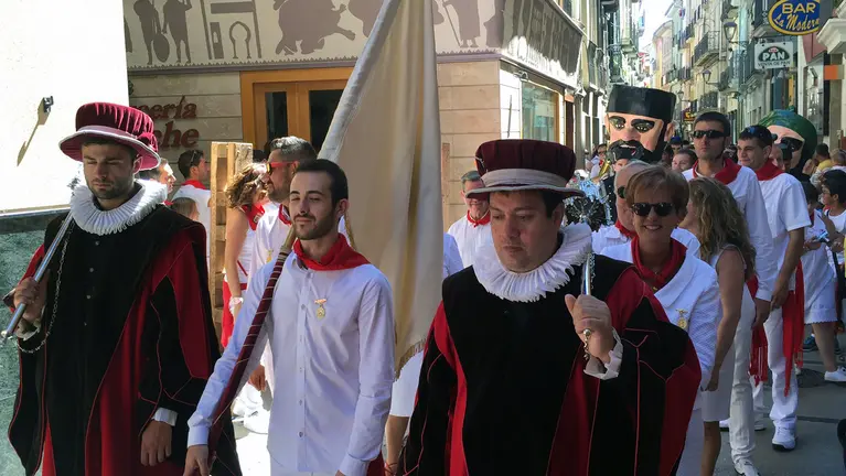 Alegría y devoción festiva en la procesión celebrada en Estella (46)