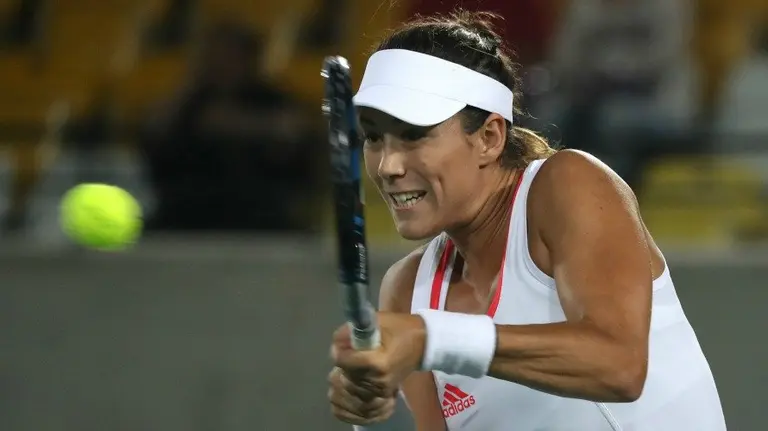 La tenista española Garbiñe Muguruza responde una bola ante Andrea Mitu de Rumanía. EFE