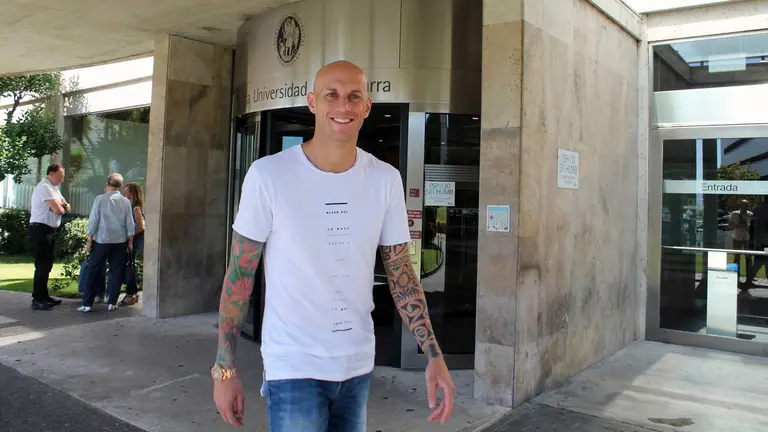 Nauzet Pérez, portero de Osasuna, sale de la Clínica Universidad de Navarra tras las pruebas efectuadas. CA OSASUNA.