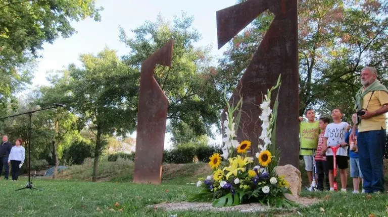 Ofrenda floral a Francisco Casanova en 2015. EUROPA PRESS