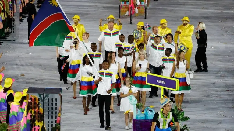 El abanderado de Namibia, llevando su bandera durante la ceremonia de Río 2016. REUTERS