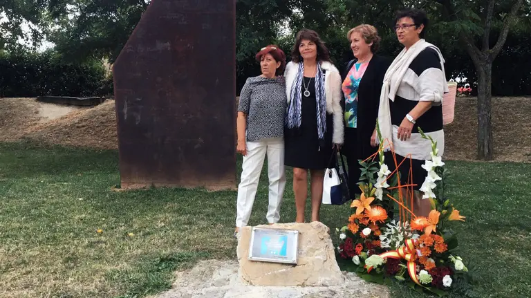 La viuda de Francisco Casanova, segunda por la izquierda, durante el homenaje en Berriozar al subteniente Francisco Casanova, asesinado por la banda terrorista ETA.
