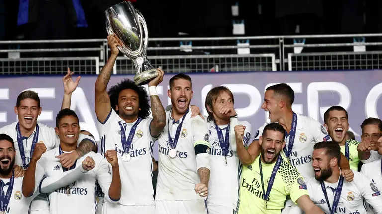 GRA338. TRONDHEIM (NORUEGA), 09/08/2016.- El jugador del Real Madrid Marcelo (4-i) levanta el trofeo junto a sus compañeros, al término de la final de la Supercopa de Europa 2016 ante el Sevilla disputada esta noche en el estadio de Lerkendal, en la ciudad noruega de Trondheim. EFE/Chema Moya