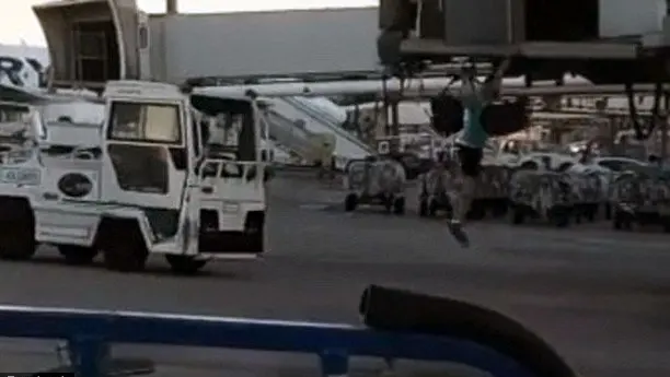 Un hombre salta del túnel de pasajeros para no perder su avión