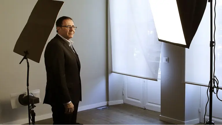 Felix Palomero, durante la sesión de fotos oficiales, tras su presentación como el nuevo gerente de la Fundacion Baluarte, en agosto de 2016. EFE/Ivan Aguinaga