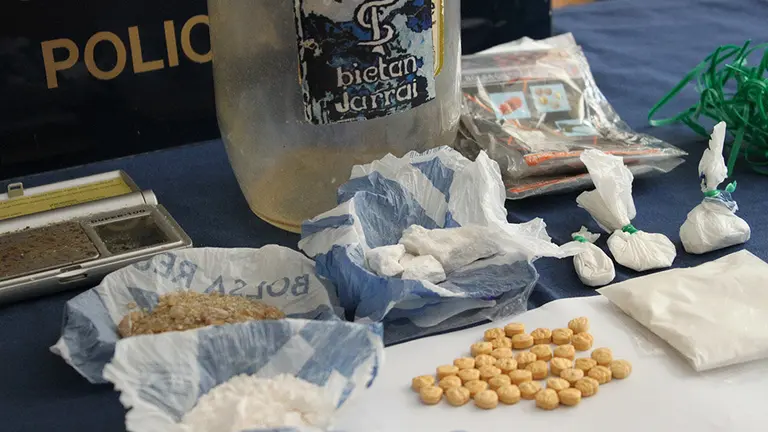 Estupefacientes y material de distribución de drogas incautados por la Policía Nacional