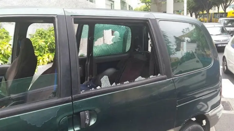 Estado en el que quedó el vehículo tras el ataque de la mujer que agredió a un hombre con una pata de cabra. EP