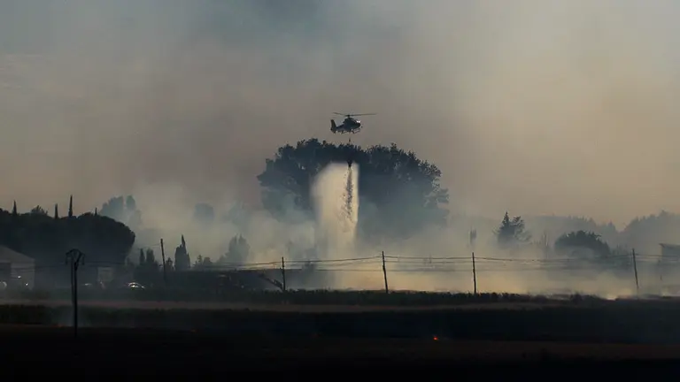 Los bomberos sofocan un incendio en Ororbia. PABLO LASAOSA