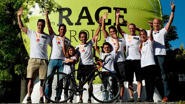 Iriberri, su mujer, hijos y su equipo antes de comenzar la carrera Race Around Austria