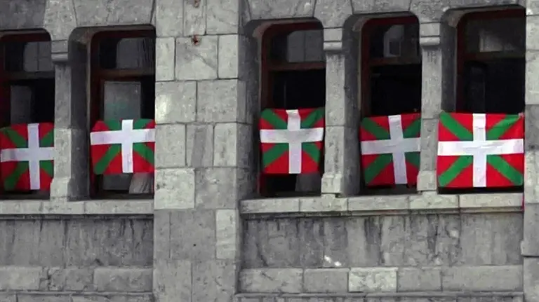 Homenaje a la ikurriña en el Ayuntamiento de Leitza el día grande de las fiestas patronales