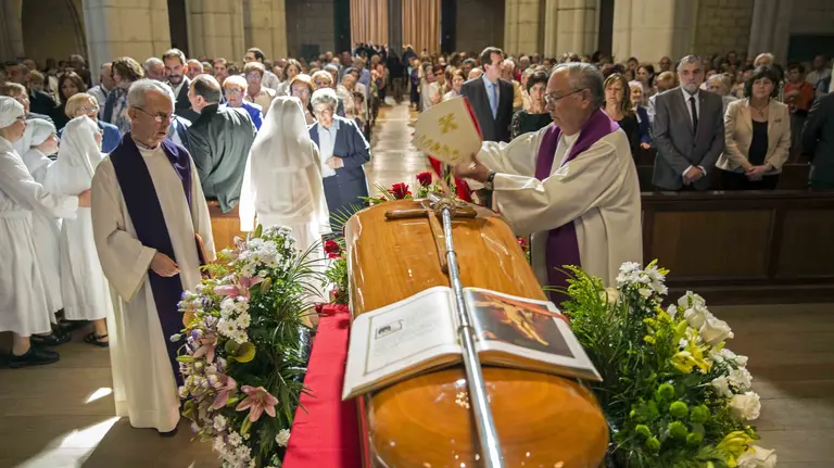 Misa funeral en la catedral de Santa María de Vitoria por el obispo emérito de la ciudad, Miguel Asurmendi, que falleció ayer a los 76 años de edad, a la que han asistido autoridades eclesiásticas y políticas junto a cientos de fieles. EFE/David Aguilar