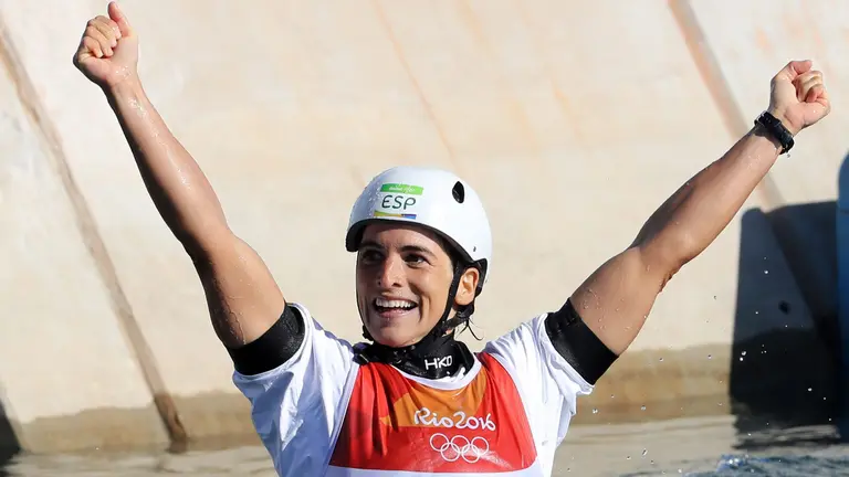 JJOO200. RÍO DE JANEIRO (BRASIL), 11/08/2016.- La deportista Maialen Chourraut de España celebra su victoria hoy, jueves 11 de agosto de 2016, en la final de kayak individual (K1) de la competencia de canotaje eslalon de los Juegos Olímpicos Río 2016, en el estadio Whitewater de Río de Janeiro (Brasil). EFE/ANTONIO LACERDA