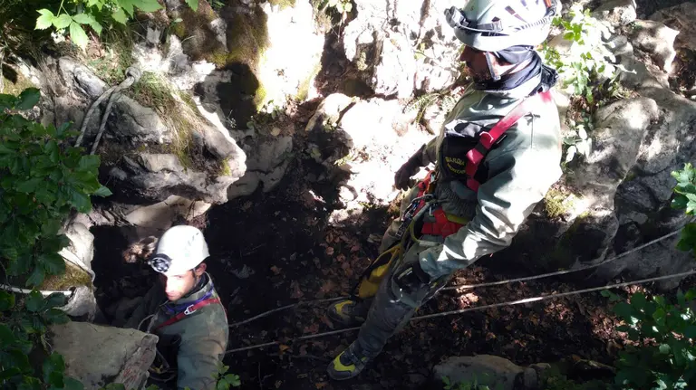Un momento del rescate del espeleólogo francés por agentes del GREIM de la Guardia Civil en una sima de Larra.  (3)