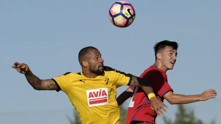 GRA151. ETXARRI ARANATZ (NAVARRA), 12/08/2016.- El defensa del Osasuna Aitor Buñuel (d) lucha por un balón ante el delantero portugués del Eibar Thiago Dias 'Bebé', durante el partido amistoso que han disputado ambos equipos hoy en el estadio San Donato de la localidad navarra de Etxarri Aranatz. EFE/Villar López