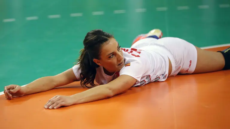 JJOO01. RÍO DE JANEIRO (BRASIL), 12/08/2016. - La española Elisabeth Pinedo cae al suelo tras una jugada frente a Rumanía hoy, viernes 12 de agosto de 2016, durante el partido de balonmano que disputaron ambos equipos en los Juegos Olímpicos Río 2016, Río de Janeiro (Brasil). EFE/LAVANDEIRA JR 