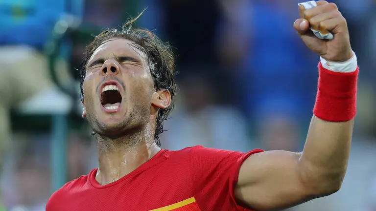 JJOO1002 RÍO DE JANEIRO (BRASIL), 12/08/2016 - El tenista español Rafael Nadal celebra tras vencer al brasileño Thomaz Bellucci hoy, viernes 12 de agosto de 2016, durante los cuartos de final de las competencias de tenis que se disputan en el Centro Olímpico de Tenis en el marco de los Juegos Olímpicos Río 2016, Río de Janeiro. EFE / Fernando Maia 