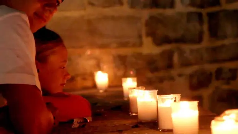 Las velas iluminan las calles de Pamplona.