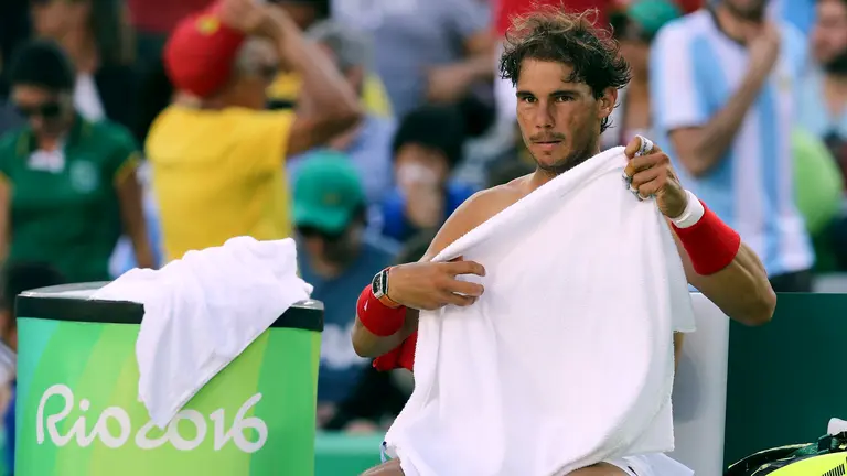 JJ00526 RÍO DE JANEIRO (BRASIL), 13/08/2016. El tenista español Rafael Nadal en un momento de descanso ante el argentino Juan Martin Del Potro hoy, sábado 13 de agosto de 2016, durante la semifinal de tenis individual masculino en los Juegos Olímpicos de Brasil 2016. EFE/SEBASTIÃO MOREIRA 