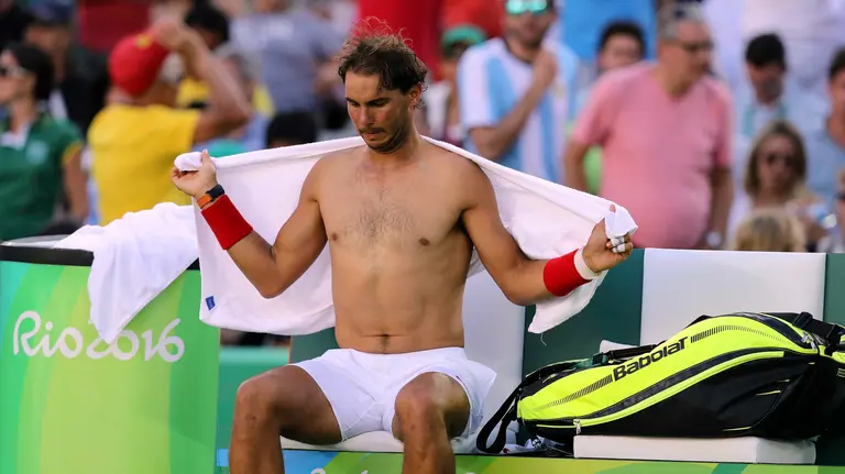 JJ00527 RÍO DE JANEIRO (BRASIL), 13/08/2016. El tenista español Rafael Nadal en un momento de descanso ante el argentino Juan Martin Del Potro hoy, sábado 13 de agosto de 2016, durante la semifinal de tenis individual masculino en los Juegos Olímpicos de Brasil 2016. EFE/SEBASTIÃO MOREIRA 