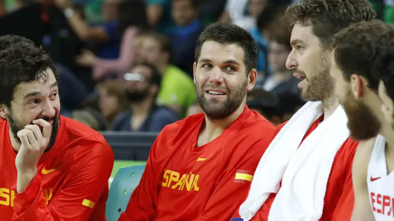 JJOO70. RÍO DE JANEIRO (BRASIL), 13/08/2016.- Los jugadores de la selección española de baloncesto Sergio llull (i), Felipe Reyes (2i), Pau Gasol (c), Sergio Rodríguez (2d) y Alex Abrines (d) hoy, 13 de agosto de 2016, durante un juego de baloncesto de los Juegos Olímpicos Río 2016 en el Arena Carioca 1 del Parque Olímpico en Río de Janeiro. EFE/Elvira Urquijo A.