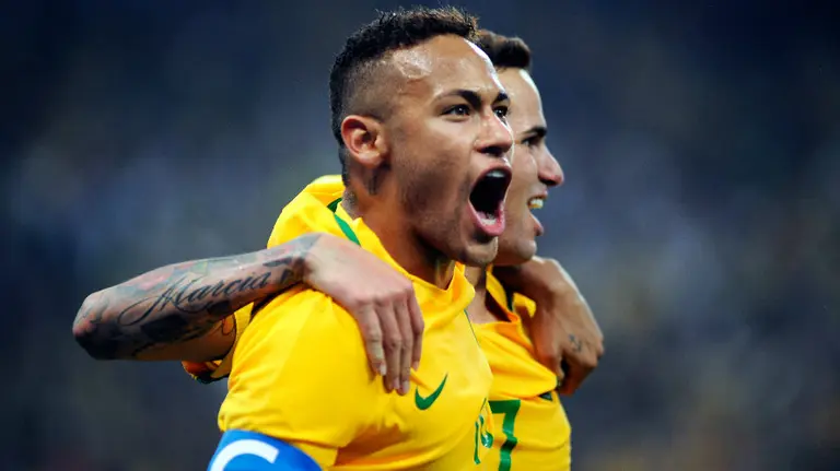 JJOO302. SAO PAULO (BRASIL), 13082016.- Los brasileños Neymar Jr. (i) y Luan (d) celebran el segundo gol de su equipo hoy, sábado 13 de agosto de 2016, durante un partido entre Colombia y Brasil por los cuartos de final de los Juegos Olímpicos Río 2016, en el estadio Arena Corinthans de Sao Paulo (Brasil). EFEALAN MORICI
