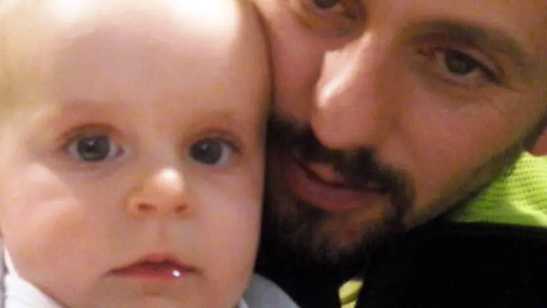 Francisco Javier Arbizu y su hija Arianna en la imagen con la que se promueve la recogida de firmas.