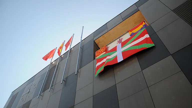 Burlada inicia sus fiestas con el Chupinazo lanzado por el deportista Rubén Pascual. MIGUEL OSÉS (2)