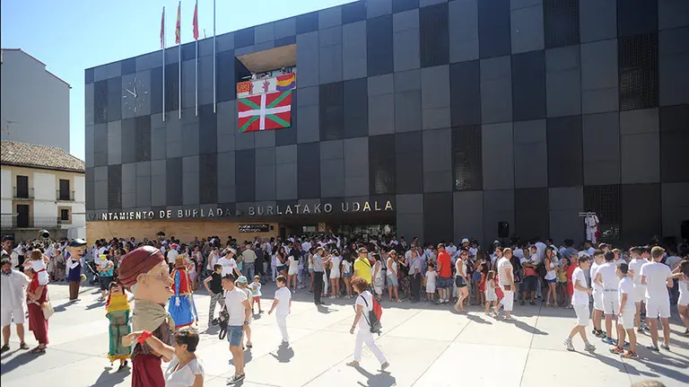 Burlada inicia sus fiestas con el Chupinazo lanzado por el deportista Rubén Pascual. MIGUEL OSÉS (3)