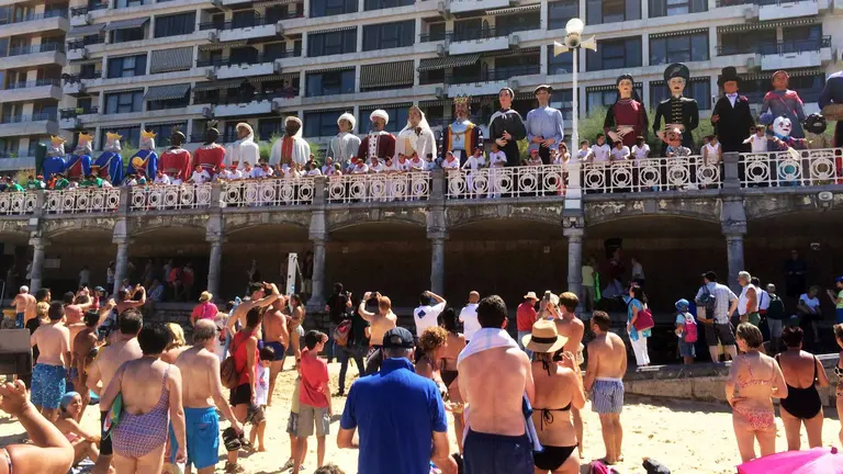 Los gigantes de Pamplona en la playa de la Concha de San Sebastián.