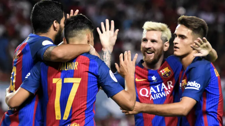 El delantero del FC Barcelona Munir El Haddadi (2i) celebra su gol, segundo del equipo frente al Sevilla FC, con sus compañeros, durante el partido de ida de la Supercopa de España que Sevilla FC y FC Barcelona juegan esta noche en el estadio Sánchez Pizjuán, en Sevilla. EFE/Raúl Caro.