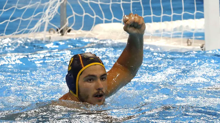 El jugador de la selección española de waterpolo Alberto Munarriz celebra un gol ante Montenegro durante la ronda preliminar de waterpolo, en el Olympic Aquatic Stadium, en los Juegos Olímpicos de Río de Janeiro 2016. El encuentro terminó 9-9. EFE/Elvira Urquijo A