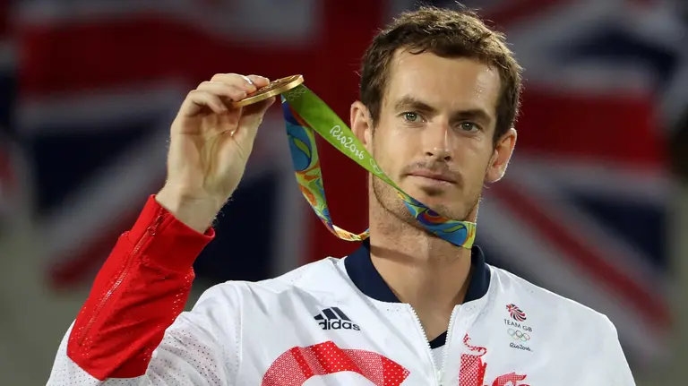 El tenista británico Andy Murray celebra con su medalla de oro, su segunda consecutiva en una olimpiada tras la que ganó en Londres 2012. EFE/Fernando Maia