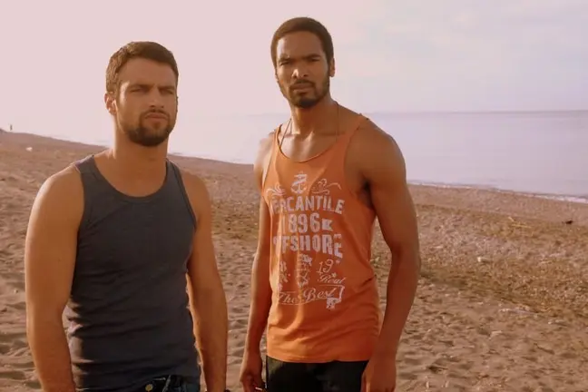 Jesús Castro y Will Shephard, comparten protagonismo en la serie de televisión Mar de plástico. Fuente: Atresmedia