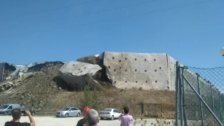 Así se ha derribado el muro exterior del aeropuerto de Pamplona
